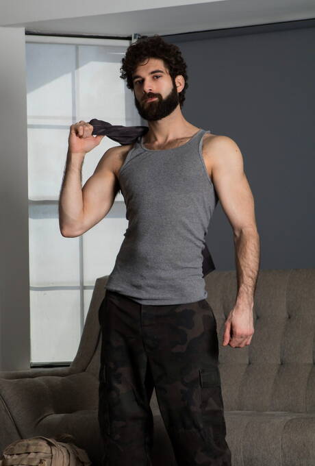 Der amerikanische Otter Tegan Zayne und der schwarze Kraftprotz Jason Vario in einer Schwanzlutschszene im Freien