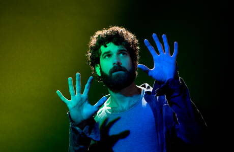 Der amerikanische Otter Tegan Zayne und der schwarze Kraftprotz Jason Vario in einer Schwanzlutschszene im Freien