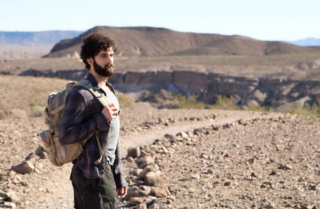 Der amerikanische Otter Tegan Zayne und der schwarze Kraftprotz Jason Vario in einer Schwanzlutschszene im Freien