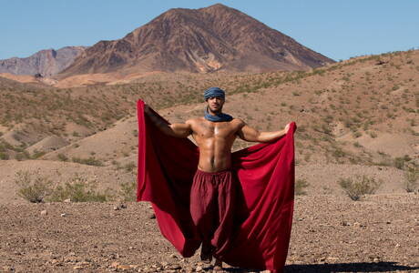 Der amerikanische Otter Tegan Zayne und der schwarze Kraftprotz Jason Vario in einer Schwanzlutschszene im Freien