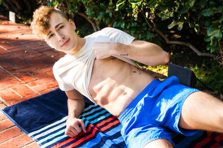 美國帥哥、健美選手布魯斯貝克漢和年輕小夥贊德萊恩在泳池邊熱戀