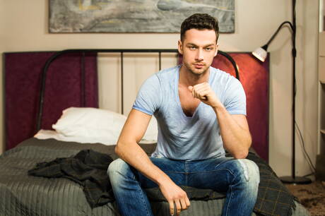 Der englische Kraftprotz Gabriel Cross und der belgische Muskelprotz Damon Heart ficken nach einem Blowjob in den Arsch