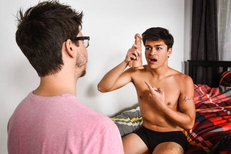 Der amerikanische harte Kerl Will Braun und der attraktive Jason Wolf ficken nach dem Saugen in den Arsch