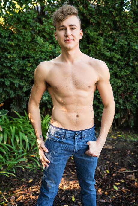 Men.com: Two american boys tough guy Michael Delray and pretty boy Zander Lane have a good anal sex in the kitchen