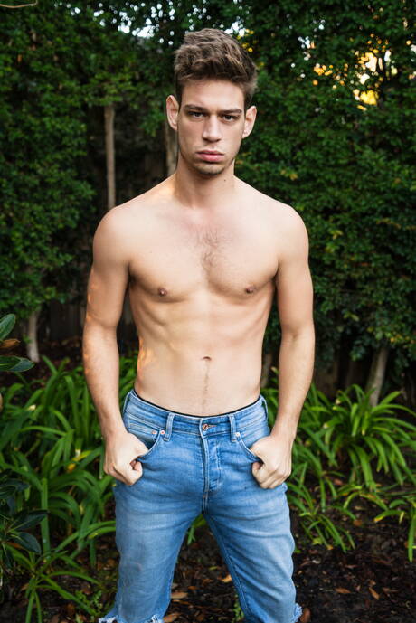 Deux garçons américains, le dur à cuire Michael Delray et le beau garçon Zander Lane, ont une bonne relation sexuelle anale dans la cuisine