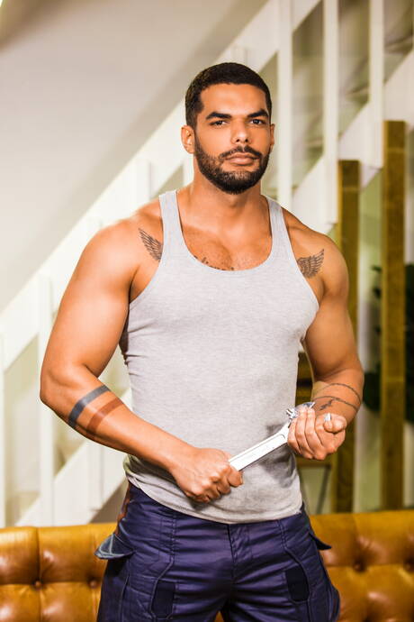 Der belgische Kraftprotz Damon Heart und der brasilianische Schönling Lucas Fox ficken nach einem interracial Blowjob in den Arsch