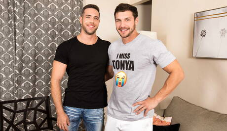 Heiße amerikanische Jungs, der bullige Brandon Cody und der muskulöse Alex Mecum, lutschen und ficken sich gegenseitig