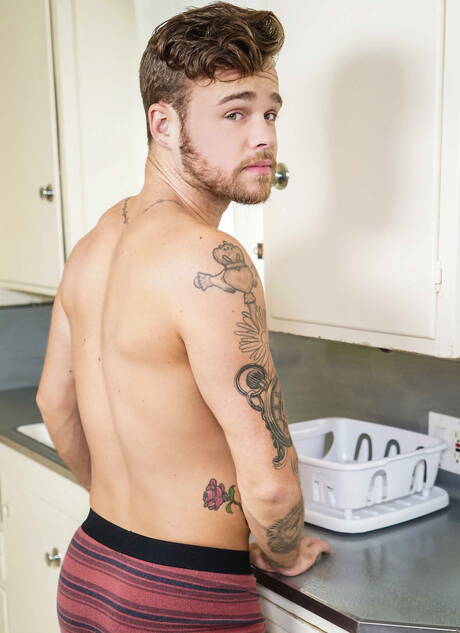 미국 허스키 맥스 와일드와 라틴계 종마 지미 두라노가 주방에서 서로 사랑한다