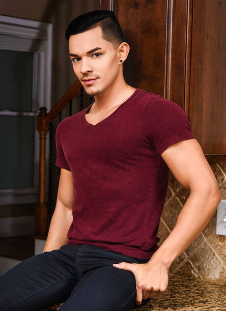 Il muscoloso Ethan e il ragazzo husky americano Cliff Jensen si scopano il culo dopo aver succhiato un cazzo in cucina