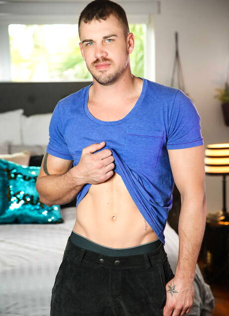 Due tizi americani, lo stallone Darin Silvers e il toro Damien Stone, si scopano il culo dopo averlo succhiato