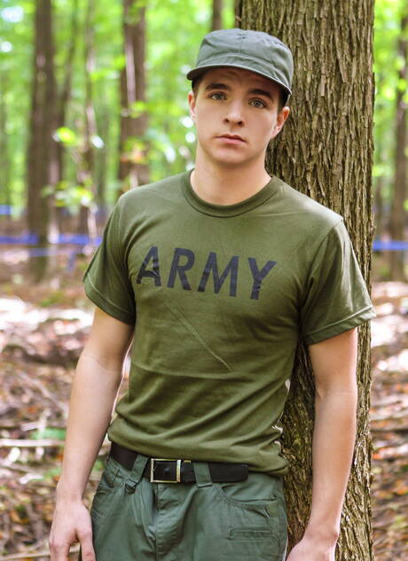 帥哥貝拉米布拉德利穿著制服在戶外擺造型並被操