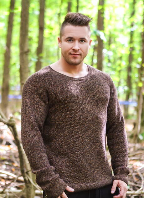 帥哥貝拉米布拉德利穿著制服在戶外擺造型並被操