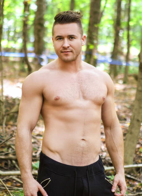 帥哥貝拉米布拉德利穿著制服在戶外擺造型並被操