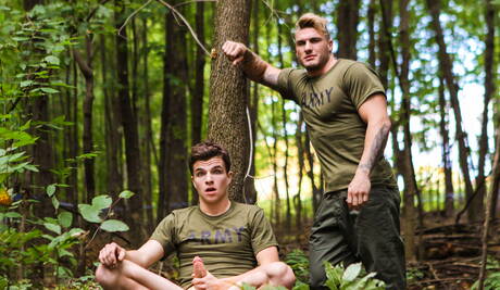 帥哥貝拉米布拉德利穿著制服在戶外擺造型並被操