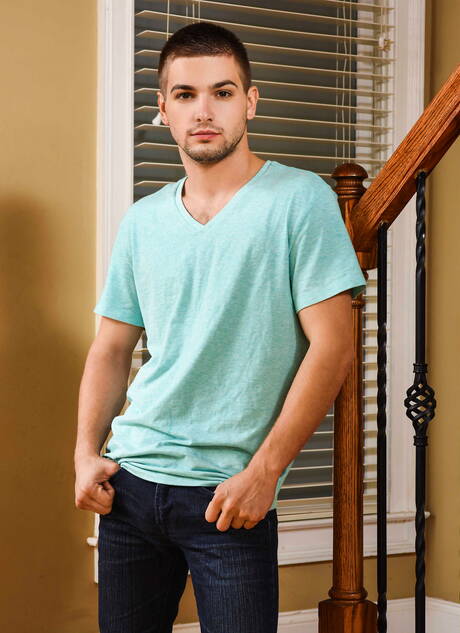 De gespierde Amerikaanse Johnny Rapid en de gespierde Hunter Adrian neuken elkaars kont na het zuigen van een lul