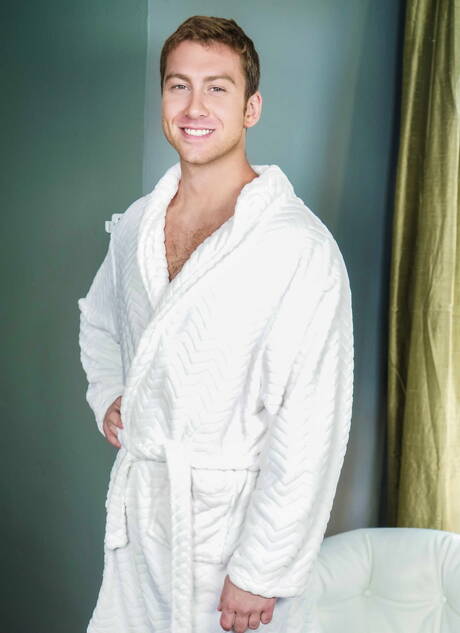 Los simpáticos amigos estadounidenses, el chico duro Connor Maguire y la nutria Griffin Barrows, tienen un buen sexo anal.