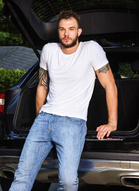 Men.com: Hot american boys well-built Cliff Jensen and stud Beaux Banks in hard anal sex outdoor