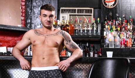 兩個美國肌肉發達的Johnny Rapid和超級帥哥Jake Ashford享受了一場美妙的性愛