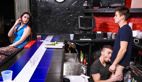 兩個美國肌肉發達的Johnny Rapid和超級帥哥Jake Ashford享受了一場美妙的性愛