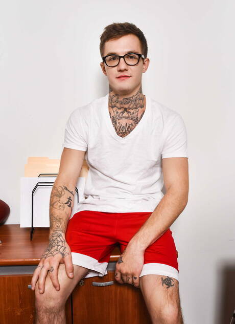 硬漢加文泰勒和肌肉男布拉德鮑爾斯在火熱的同性戀場景中