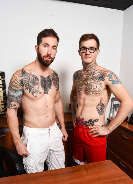 硬漢加文泰勒和肌肉男布拉德鮑爾斯在火熱的同性戀場景中