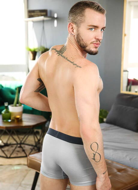 Pretty american boys strongman Tristan Jaxx and muscular Colton Grey fuck after blowjob