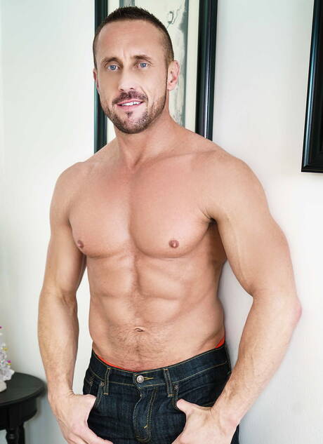 兩個美國男孩，帥氣的 Myles Landon 和身材魁梧的 Jake Porter 上演了一場火熱的情侶戲