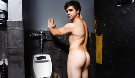 Sexy Amerikanen, knappe Will Braun en gespierde sergeant Miles neuken elkaar in hun kont na het zuigen van een lul in bad.