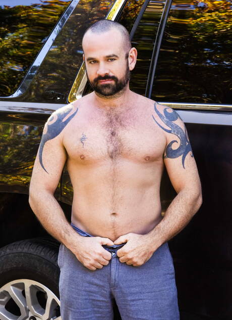 El musculoso Ethan y el cachas Ethan Ayers se follan el culo después de chupar la polla al aire libre