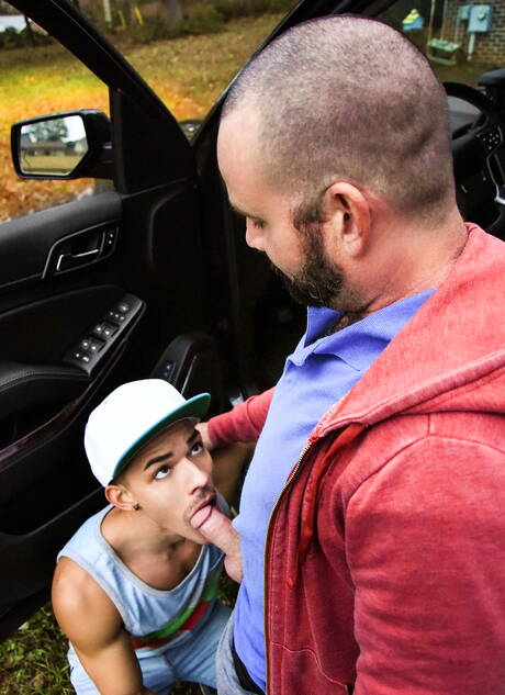 Il muscoloso Ethan e il muscoloso Ethan Ayers si scopano il culo dopo aver succhiato il cazzo all