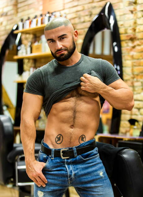 フランスの雄牛フランソワ・サガットとロシアの筋肉質なダト・フォランドが熱いアナルファックを繰り広げる