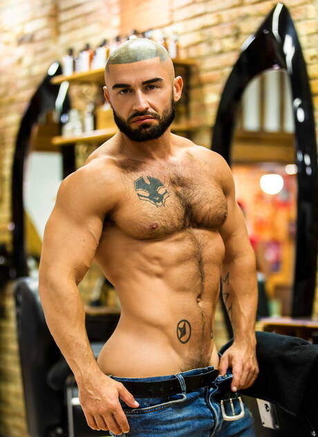 フランスの雄牛フランソワ・サガットとロシアの筋肉質なダト・フォランドが熱いアナルファックを繰り広げる