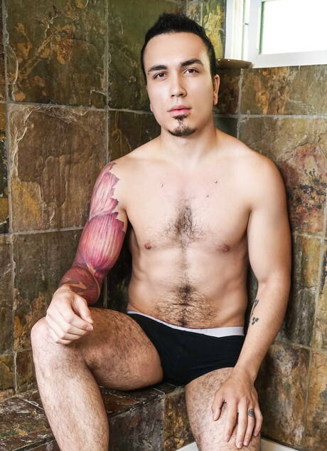 Amerikaanse otter Jacob Peterson en superstud Izaak Aziz neuken elkaar na een pijpbeurt in de badkamer