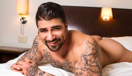 Der starke kanadische Bulle Ryan Bones und der kanadische Superhengst William Seed ficken den Arsch, nachdem sie einen Schwanz gelutscht haben