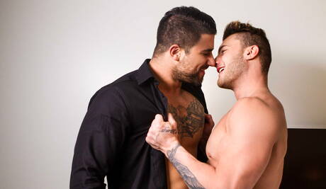 El fuerte toro canadiense Ryan Bones y el supersemental canadiense William Seed se follan el culo después de chupar la polla