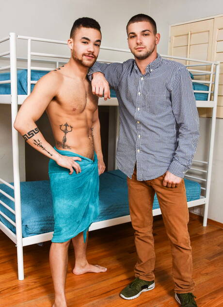 Dwóch amerykańskich chłopców, przystojniak Johnny Rapid i przystojniak Beaux Banks, uprawiają dobry seks