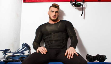 加拿大肌肉男 William Seed 和加拿大肌肉男 Brandon Jones 在口交後操屁股