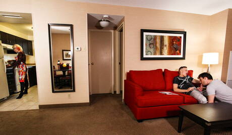 Der kanadische Superhengst Ethan Chase und der kanadische Schönling Dustin Holloway in heißer homosexueller Action