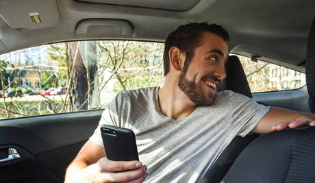 Seksowni Amerykanie, dobrze zbudowany Johnny Rapid i silny byk Damien Stone ruchają się po ssaniu kutasa i pięściowaniu na zewnątrz