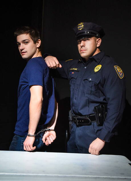 Seksowni Amerykanie, dobrze zbudowany Johnny Rapid i silny byk Damien Stone ruchają się po ssaniu kutasa i pięściowaniu na zewnątrz