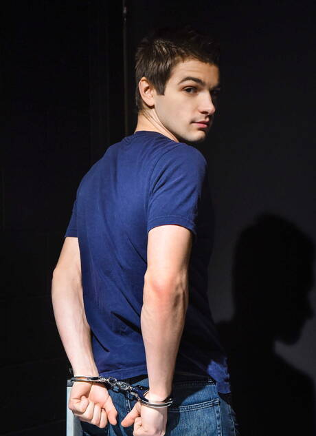 Seksowni Amerykanie, dobrze zbudowany Johnny Rapid i silny byk Damien Stone ruchają się po ssaniu kutasa i pięściowaniu na zewnątrz