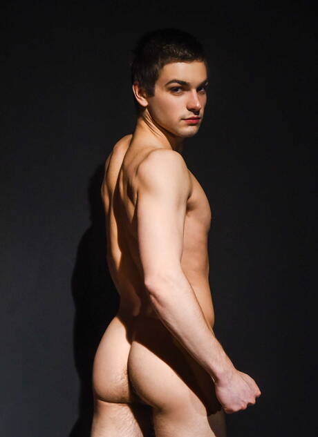 Seksowni Amerykanie, dobrze zbudowany Johnny Rapid i silny byk Damien Stone ruchają się po ssaniu kutasa i pięściowaniu na zewnątrz