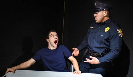 Seksowni Amerykanie, dobrze zbudowany Johnny Rapid i silny byk Damien Stone ruchają się po ssaniu kutasa i pięściowaniu na zewnątrz