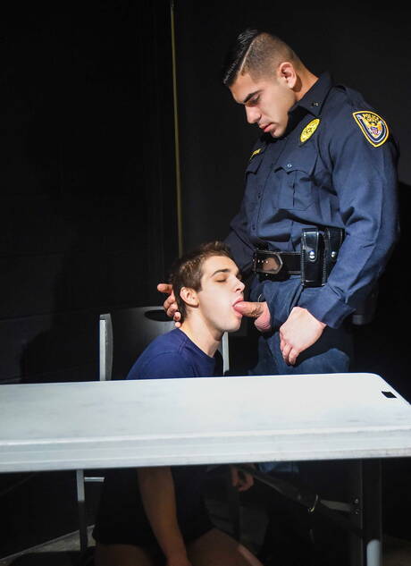 Seksowni Amerykanie, dobrze zbudowany Johnny Rapid i silny byk Damien Stone ruchają się po ssaniu kutasa i pięściowaniu na zewnątrz