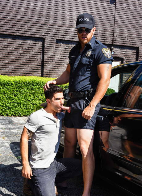 Der russische Hengst Vadim Black und der amerikanische Muskelprotz Ashton Mckay bei einem heißen Arschfick draußen