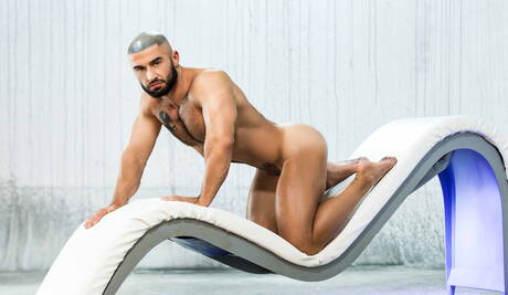 Le taureau fort français François Sagat et Nicolas Brooks ont une relation sexuelle torride en couple