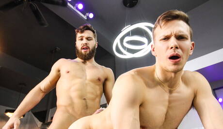 超級帥哥摩根布萊克和加拿大哈士奇男伊森蔡斯激情肛交