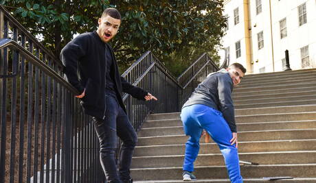 Mili amerykańscy muskularni faceci Damien Stone i twardziel Beaux Banks mają gorącą scenę na świeżym powietrzu