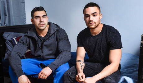 Mili amerykańscy muskularni faceci Damien Stone i twardziel Beaux Banks mają gorącą scenę na świeżym powietrzu