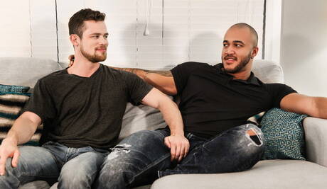 Der amerikanische Otter Kurtis Wolfe und der schwarze Kraftprotz Jason Vario beim Analsex mit Fisting in Schwarz auf Weiß